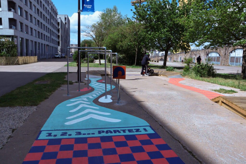 "Les Petits Zigzagueurs", un projet lauréat du 2ᵉ appel à expérimenter « Nantes en pleine santé », porté par Nantes Métropole avec le soutien de la Samoa, Nantes City Lab, JCDecaux, Sensipode et Bien Urbaines. Nantes (Loire-Atlantique). 05/2025. © Samoa