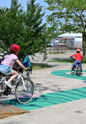 "Les Petits Zigzagueurs". Un projet financé par Nantes Métropole via le dispositif Nantes City lab, en partenariat avec Sensipode, Bien Urbaines, JC Decaux, Samoa. Conception/Design/Réalisation : Studio Katra. Mail des Chantiers. Nantes (Loire-Atlantique). 05/2025 © Vincent Jacques/Samoa