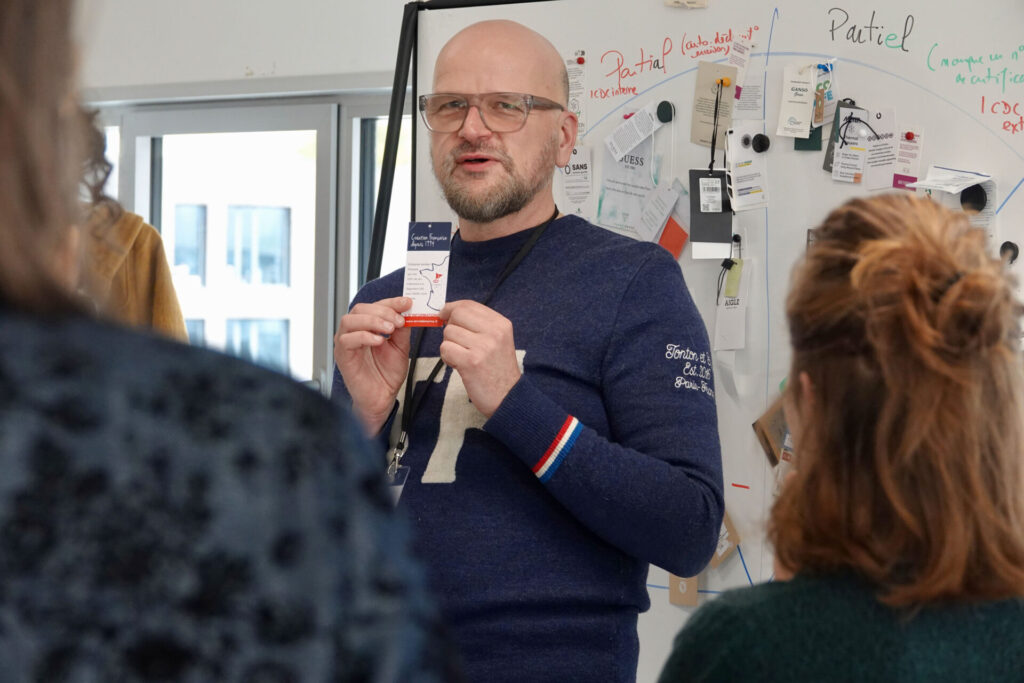 Rdv de la mode responsable #2. Workshop Éco-design sprint : concevoir autrement, concevoir durable. Creative Lab. Halles 1&2. Nantes (Loire-Atlantique) 11/2025 © Justine Briot/Samoa