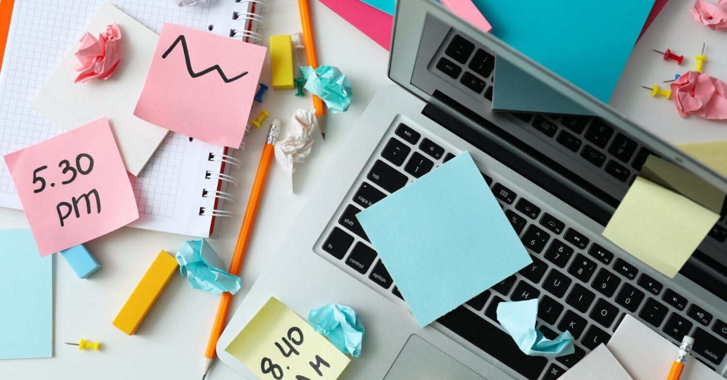 messy-office-workplace-workplace-workspace-concept - Freepik