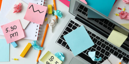 messy-office-workplace-workplace-workspace-concept - Freepik